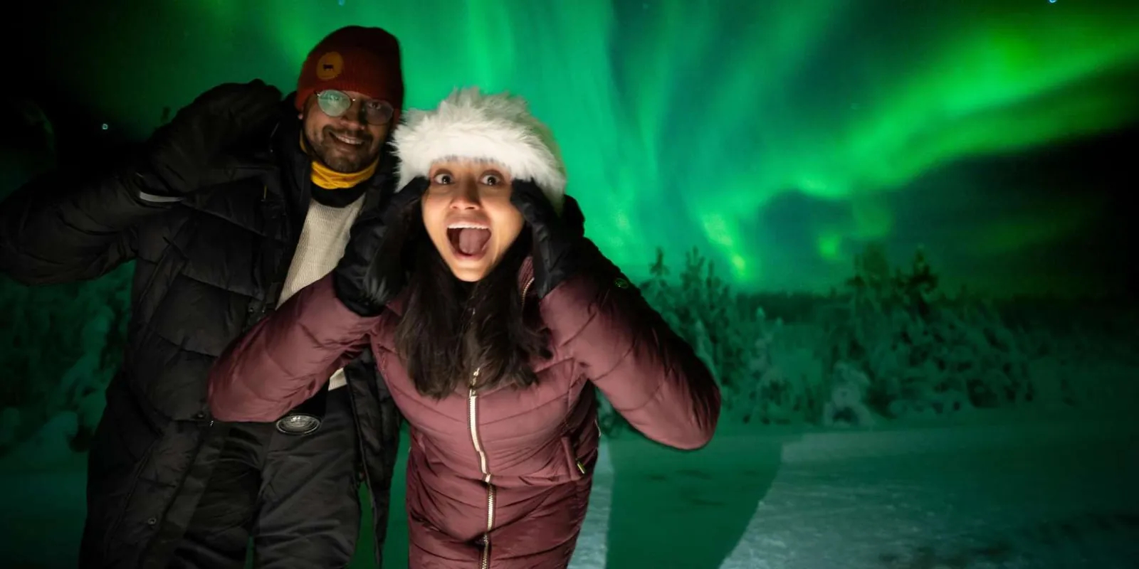 Free tour photo of travelers beneath the Northern Lights